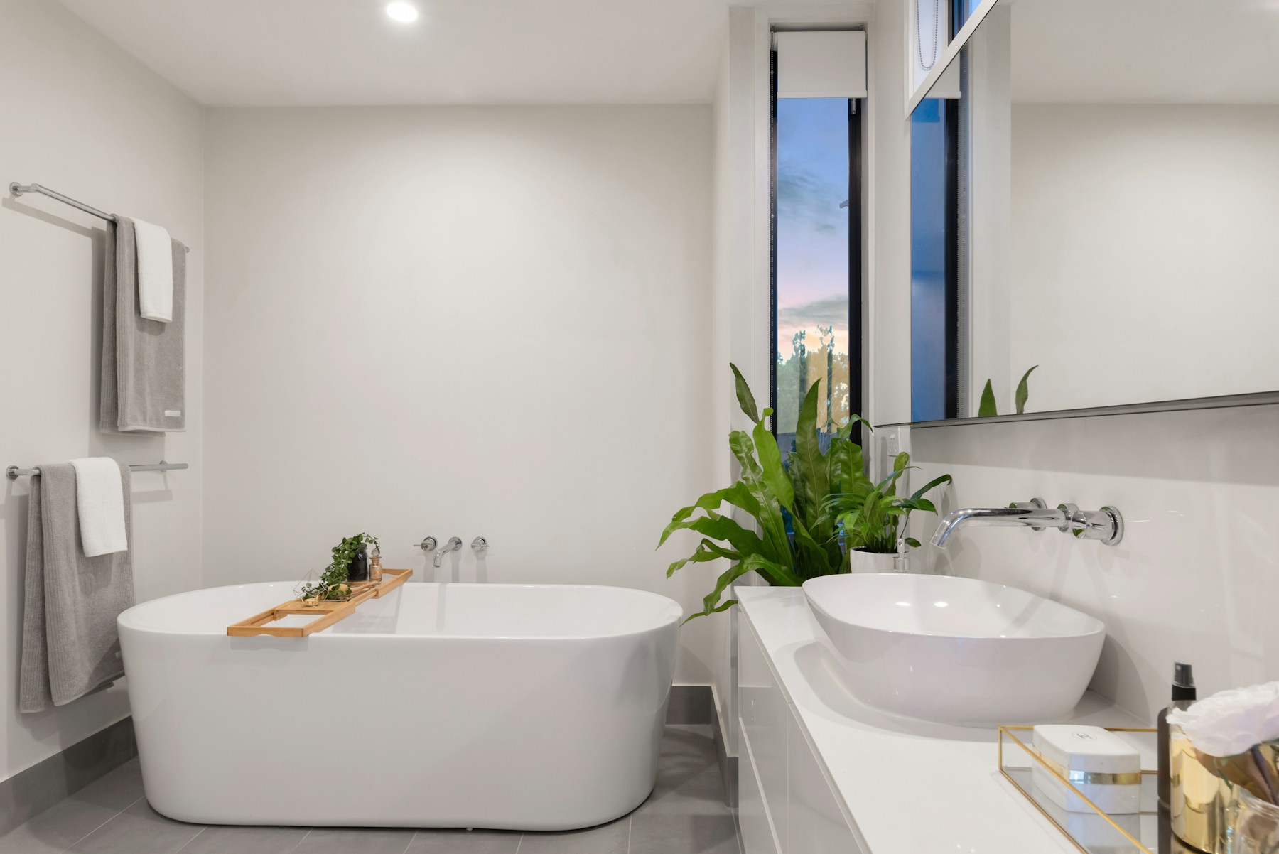 Không gian phòng tắm hiện đại với bồn tắm và lavabo